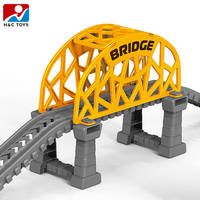 Circuit de train électrique à encliqueter DIY avec gare, panneaux routiers, arbres et figurines – Jouet éducatif pour tout-petits