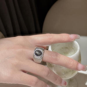 Bague en argent pur S925 avec pierre scintillante, design minimaliste élégant, incrustation de style industriel médiéval avec diamant taillé - Product Image 3