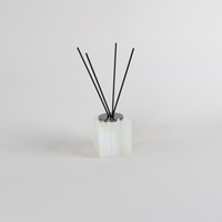 Diffuseur de parfum carré en marbre travertin naturel personnalisé avec logo STONEKOCC, minimaliste, artisanal, écologique