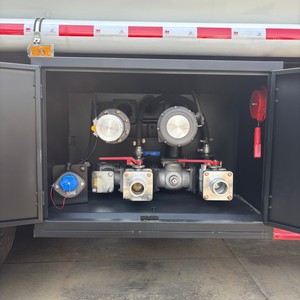 Camion-citerne HOWO 4x2 8000L pour le transport de carburant, de diesel inflammable et de marchandises dangereuses - Product Image 6