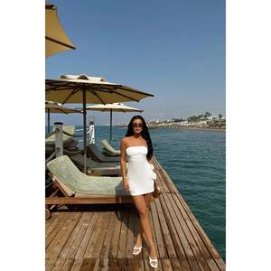 Mini-robe avec détail rose blanche, style élégant et décontracté, design tendance pour femmes de bureau, logo personnalisable, tailles XS à 3XL - Product Image 1