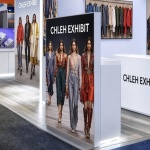 Stand modulaire pour salon professionnel 20x20 en îlot avec affichage LED SEG et enseigne suspendue rétroéclairée pour le salon de l'habillement d'Atlanta en août - Product Image 2