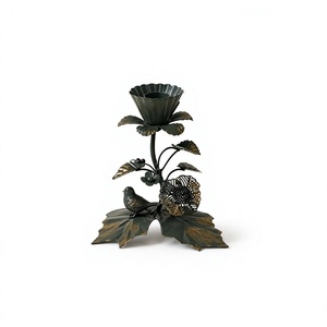 Support de bougie sculpté en forme de fleur avec décor d'oiseaux et de feuilles pour tables, consoles, manteaux de cheminée - Product Image 1