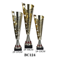 Trophées en métal sur mesure de vente chaude Trophée masculin de qualité pour les plaques de récompense de karaté et de boxe