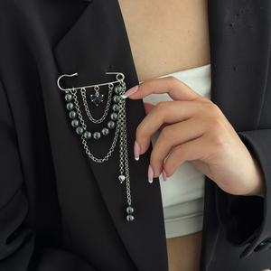 Broche tendance en forme de cœur noir à perles avec chaîne et pompon pour femmes, breloques, accessoires de fête, épingles de mariage, bijoux de mode, cadeaux - Product Image 1