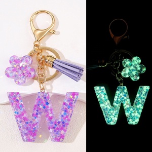 Llavero Luminoso con Inicial Brillante, Amuleto de Resina que Brilla en <span class=keywords><strong>la</strong></span> Oscuridad con Flor y Borla para Uso Diario - Product Image 6