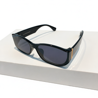 Lunettes de soleil de luxe pour hommes, style vintage rétro, monture rectangulaire carrée, accent métallique, design tendance et esthétique