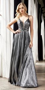 فستان جديد بدون أكمام بحمالات رفيعة وتصميم طويل على شكل حرف A مع طيات معدنية لامعة، فساتين سهرة وحفلات راقية - Product Image 4