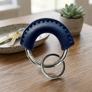 Porte-clés de luxe fait main en cuir bleu avec logo personnalisé brodé, anneau en D pour clés de voiture, anneau fendu en métal argenté en acier inoxydable - Product Image 2