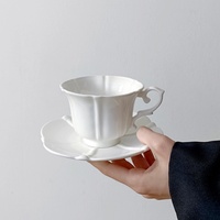 Tasse à café et soucoupe en porcelaine fine à pétales gaufrés de style européen, blanc pur, design rétro de luxe léger, forme hexagonale, pour usage domestique, thé