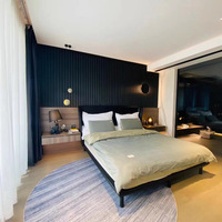 Panneau mural en PVC à grain de bois imperméable et ignifuge Feuille de revêtement mural en Wpc laminé avec surface cannelée en forme de grand mur pour l'intérieur