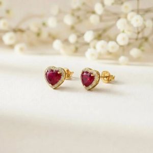 Pendientes de lujo con corazón de rubí y halo de circonitas brillantes, piedra preciosa roja natural en plata de ley 925 o oro laminado de 18 quilates, estilo minimalista. - Product Image 1
