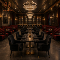Ensemble de meubles de restaurant Ron Group Luxury : table carrée en marbre personnalisée, chaises en velours, banquette capitonnée confortable.