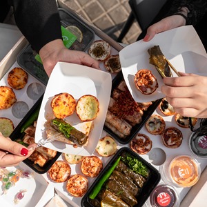 Caja de Picnic Minimalista y Estética con Estampado Dorado, Acabado de Lujo para Tienda de Postres Gourmet, Certificación FSC, Lista para DDP - Product Image 6