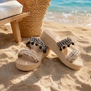 Sandalias de cuña ligeras antideslizantes de EVA personalizadas para mujer con correas de <span class=keywords><strong>yute</strong></span> tejidas, pompones negros estilo bohemio y cuerda trenzada. - Product Image 4