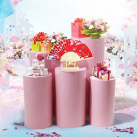 Présentoirs cylindriques dorés en fer forgé 5 pièces RHD pour gâteaux de mariage, desserts et tables de présentation pour la Saint-Valentin et les fêtes de Noël
