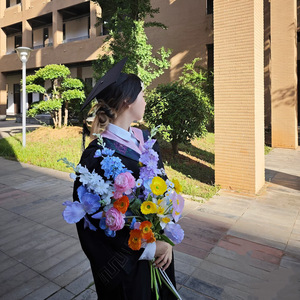 Bouquet de fleurs artificielles Yasunobu en soie mélangée, accessoires photo pour la remise des diplômes - Product Image 1