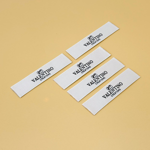 Etiquetas de ropa de satén tejidas transpirables de alta densidad personalizadas, ropa sostenible para bolsos de zapatos con logotipo personalizado impreso de Metal - Product Image 6