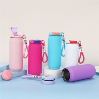 Bouteille d'eau isotherme en acier inoxydable à double paroi avec logo et couleur personnalisés, en forme de canette de cola, avec couvercle et poignée portable