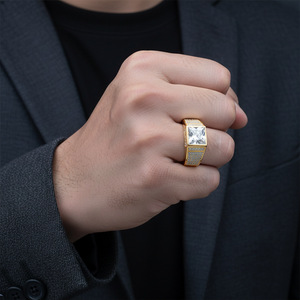 Anillo de Compromiso Unisex de Lujo con Moissanita Corte Princesa, Chapado en Oro de 18K, Engaste Pavé Geométrico - Product Image 4