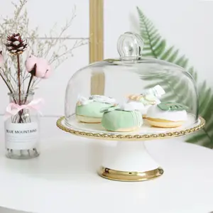 Commercio all'ingrosso di stile europeo rotonda decorativo di lusso da sposa in oro torta di ceramica del basamento con copertura in vetro