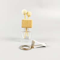 Fournisseur Bouteille de parfum vide carrée en verre pour désodorisant de voiture de 8ml Bouteille de diffuseur de parfum de voiture de décoration de voiture avec clip
