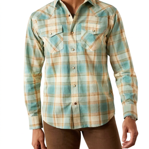 Camisa de equitación de rendimiento para hombre diseñada con tela de secado rápido transpirable que absorbe la humedad para proporcionar la máxima comodidad - Product Image 1