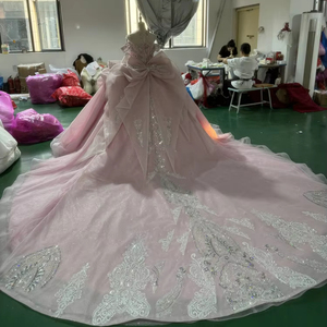 さまざまなスタイリッシュなデザインのシックなメキシコのドレス