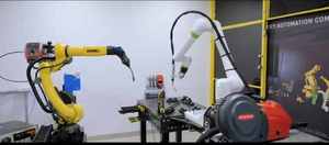 Bras robotisé industriel Fanuc 100iD/8L à 6 axes avec moteur PLC équipé d'une unité de nettoyage de pistolet de soudage TPS 320i PULSE - Product Image 6