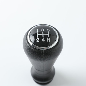 Pommeau de levier de vitesse en cuir ergonomique pour modèles avec logo - Product Image 2