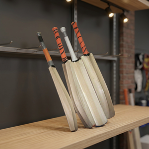 Bate de Críquet Clásico de Madera de Arce, Equipo de Entrenamiento Duradero, Diseño de Mango Naranja y Negro - Product Image 3