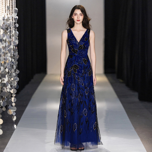Abito da sera mini ricamato con paillettes, senza maniche, scollo a V floreale, per feste e balli di fine anno da donna - Product Image 1