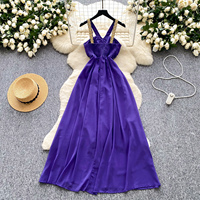 Robe longue élégante d'été à col halter avec détails perlés et sequins, taille empire froncée, dos nu pour soirée