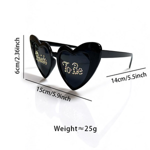 Lunettes de soleil de fête HLC ODM exquises en strass en forme de cœur avec inscription « Bride to Be » pour mariage et enterrement de vie de jeune fille, idéales pour les photos en extérieur - Product Image 3