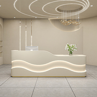 Comptoir de réception moderne en MDF blanc brillant avec éclairage LED, 2 mètres de long, design personnalisable pour hôtels, hôpitaux, supermarchés et salles d'attente