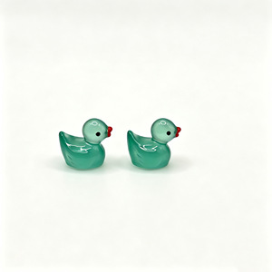 Figurine d'animal miniature colorée en forme de canard pour enfants, décoration suspendue en résine, ornement miniature 3D en résine - Product Image 4
