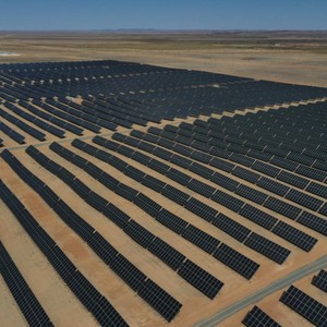Sistema de energía solar con inversor de corriente continua a corriente alterna de salida única CrRC para uso doméstico y comercial - Product Image 4