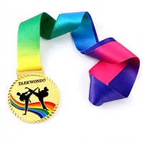 Médaille de Taekwondo personnalisée en alliage de zinc, récompense sportive ronde dorée avec ruban arc-en-ciel pour tournoi