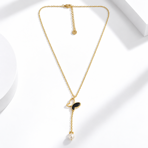 สร้อยคอผีเสื้อสแตนเลสสตีลชุบทอง 14K แบบสุญญากาศเคลือบสีดำพร้อมจี้มุกเทียม - Product Image 1