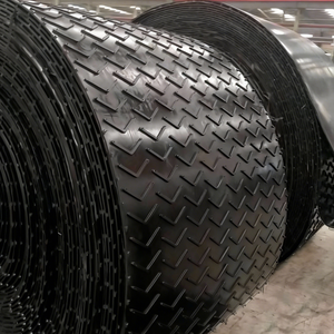 Bande transporteuse industrielle pour le sable et le gravier, en PVC, PU, caoutchouc, EP, à <span class=keywords><strong>chevrons</strong></span> plats, en forme de V, à paroi latérale inclinée, antibactérienne, personnalisée - Product Image 1