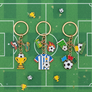 ชุดพวงกุญแจฟุตบอลเคลือบเงา พร้อมจี้รูปถ้วยรางวัล เสื้อแข่ง และรองเท้าสตั๊ด สีทอง สำหรับแฟนบอลและนักเตะ - Product Image 3