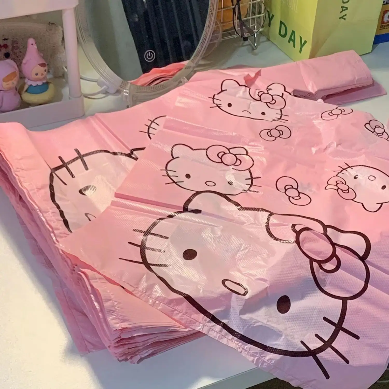 مصدر مصنع توريد تحلل السعر المنخفض مخصصة الوردي لطيف سترة أكياس قمامة تي شيرت حقيبة للبيع