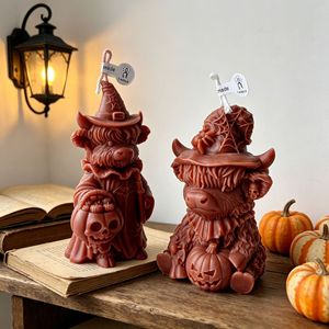 Vela novedosa con forma de vaca de las Tierras Altas y detalles de calavera de calabaza para decoración de mesa festiva - Product Image 3