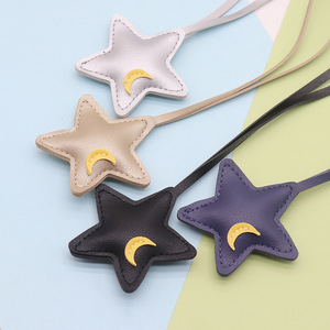 Colgante de Cuero Creativo para Equipaje, Ropa o Coche, con Diseño de Estrella de Cinco Puntas Tridimensional, Luna y Estrella de la Noche, Estilo Moderno y Sencillo - Product Image 4