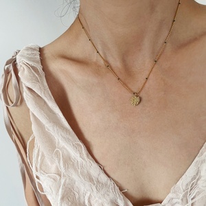 Collar con Colgante de Hoja de Palmera Tropical, Cadena de Bolas con Cuentas, Joyería de Acero Inoxidable y Titanio con Baño de Oro de 18k para Mujer - Product Image 2