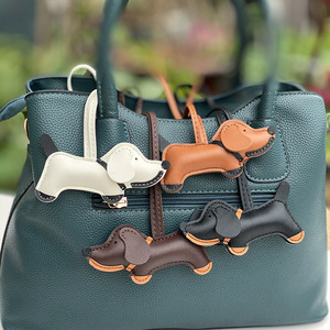 Vente <span class=keywords><strong>en</strong></span> gros usine : Breloques de sac pour <span class=keywords><strong>femme</strong></span> <span class=keywords><strong>en</strong></span> <span class=keywords><strong>cuir</strong></span> PU, motif Teckel mignon, <span class=keywords><strong>porte</strong></span>-clés léger et portable - Product Image 1