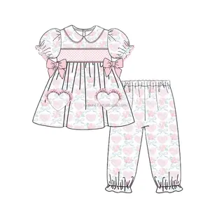 Di alta qualità smocked abbigliamento per bambini con fiocco stampato con ricamo personalizzato set per bambini set di moda con cuore tascabile da ragazza