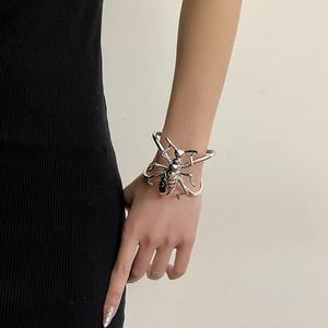 Brazalete de moda Vintage para mujer para pulsera, diseño abierto en forma de hormiga de Metal hueco - Product Image 1