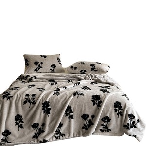 Couverture en fausse fourrure de lapin surdimensionnée à imprimé rose de luxe, idéale pour les chambres à coucher, les salons et les canapés - Product Image 5