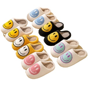 Offre Spéciale maison sourire visage pantoufles pour femmes hommes doux floue pantoufles Couple femmes hiver maison chambre en peluche pantoufles - Product Image 1